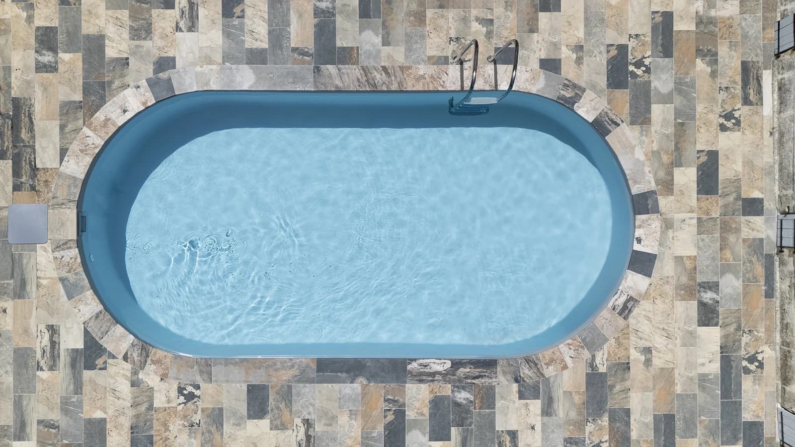 Ilona-Pool aus der Vogelperspektive mit grauer Natursteinumrandung