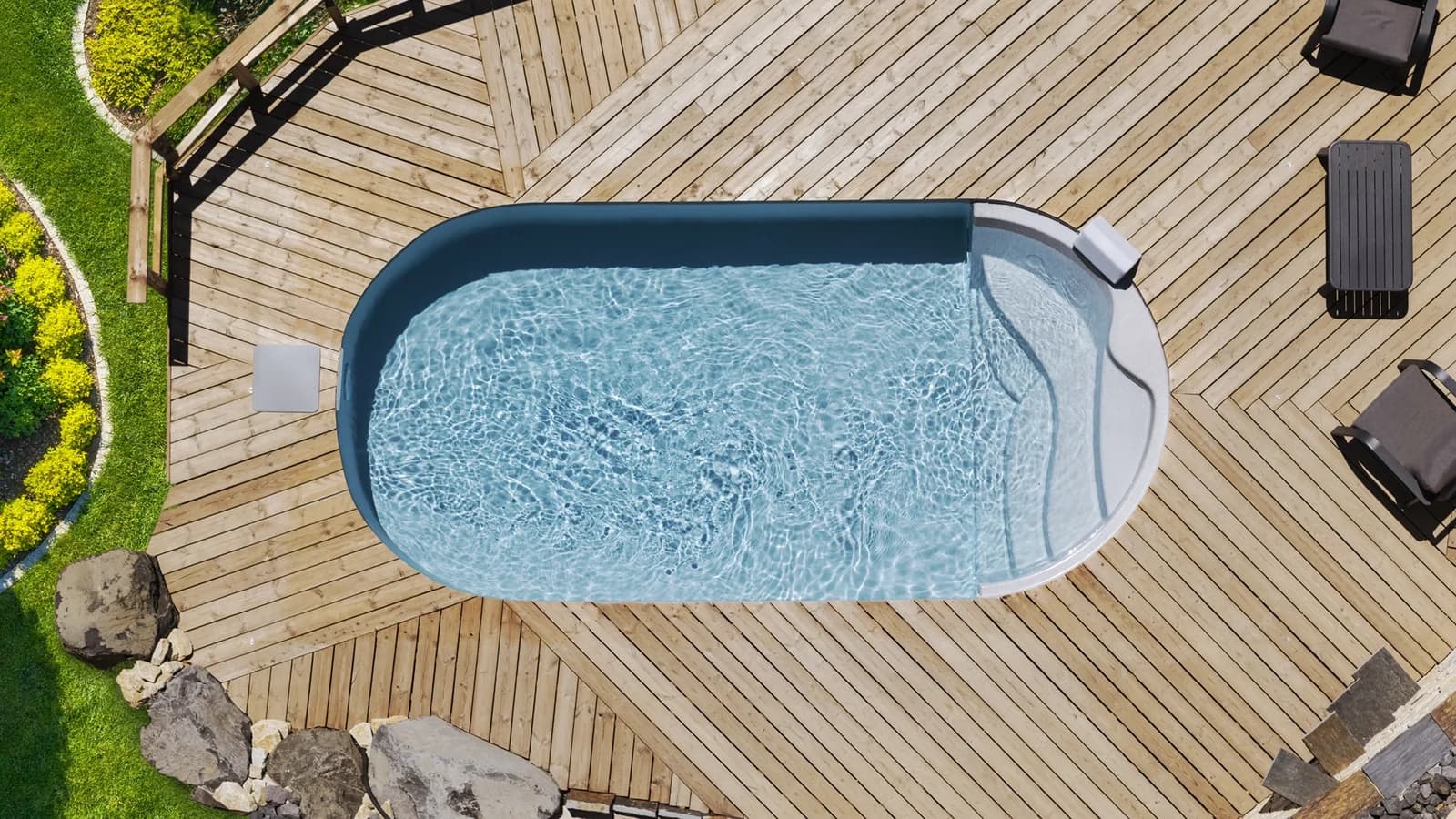 Ovaler Ilona-Pool aus der Luft mit integrierter Treppe und Holzdeck