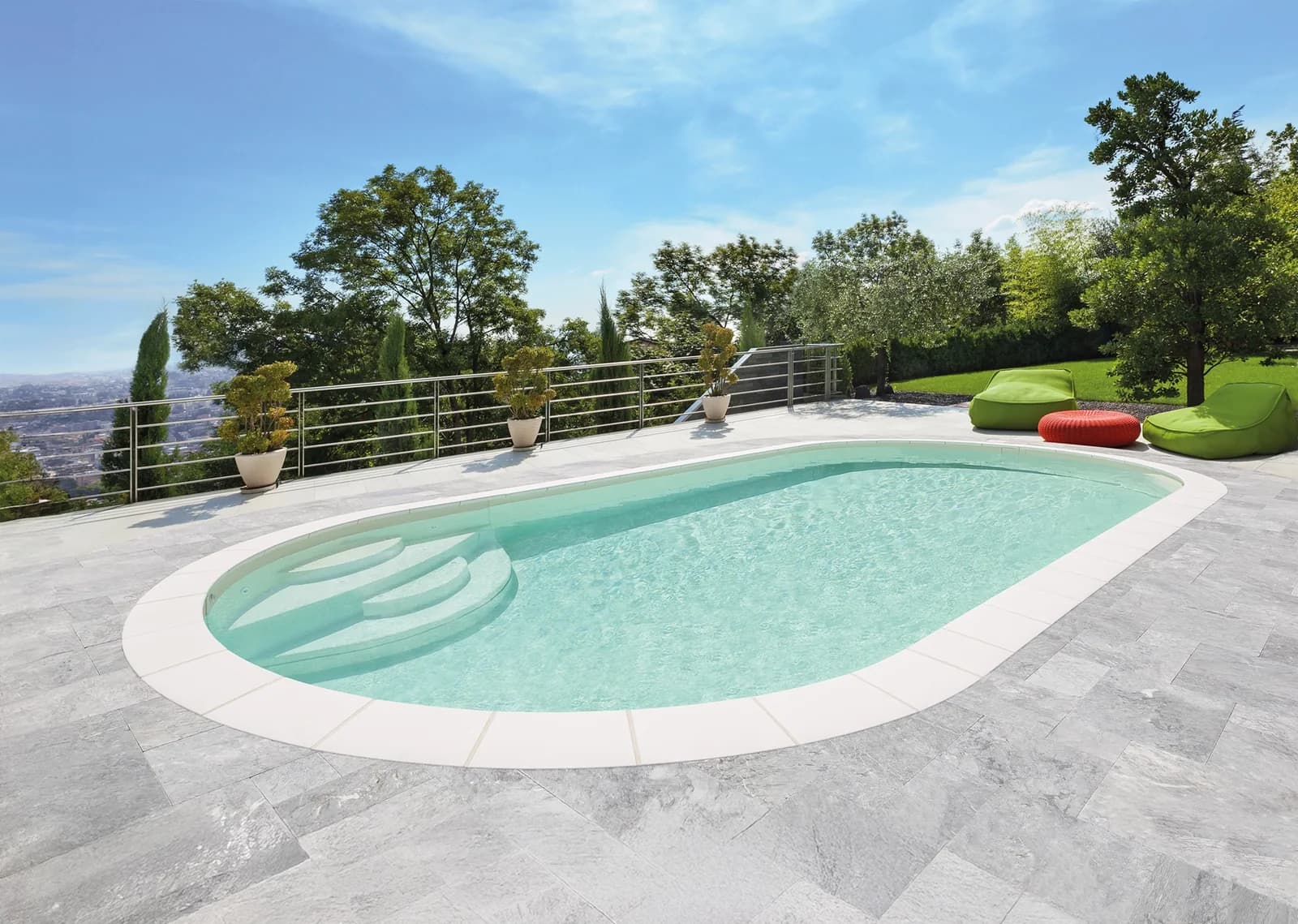 Heller Ilona-Pool mit innenliegender Treppe auf einer modernen Terrasse