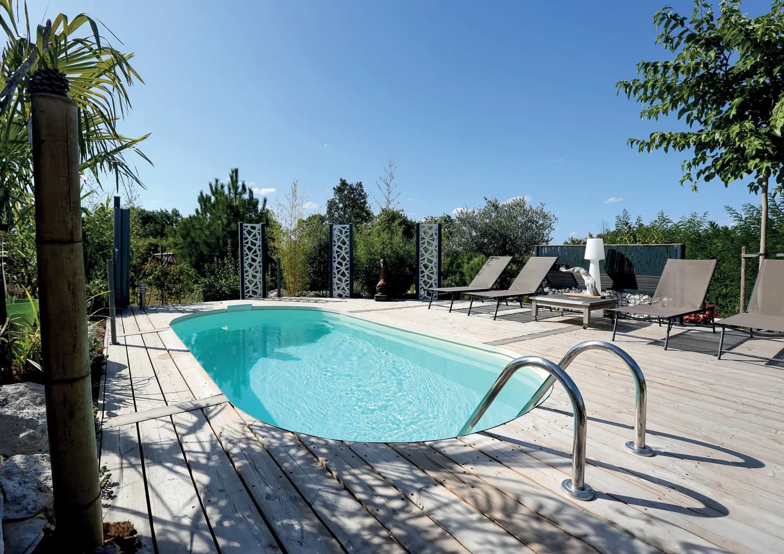 Ilona-Pool mit Leiter in einem sonnigen Garten