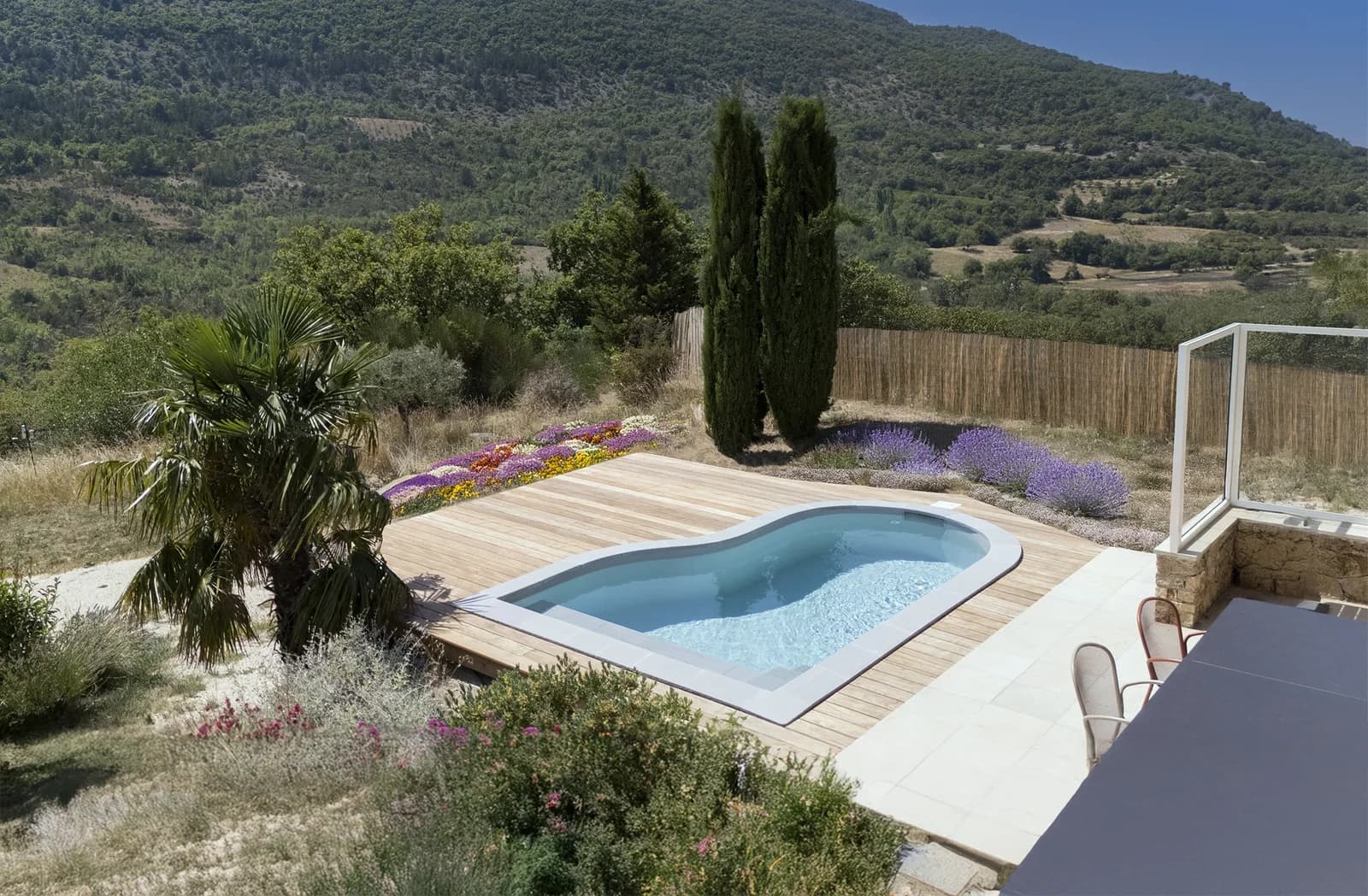Inaya-Pool auf einer Hangterrasse mit Blick in die Landschaft