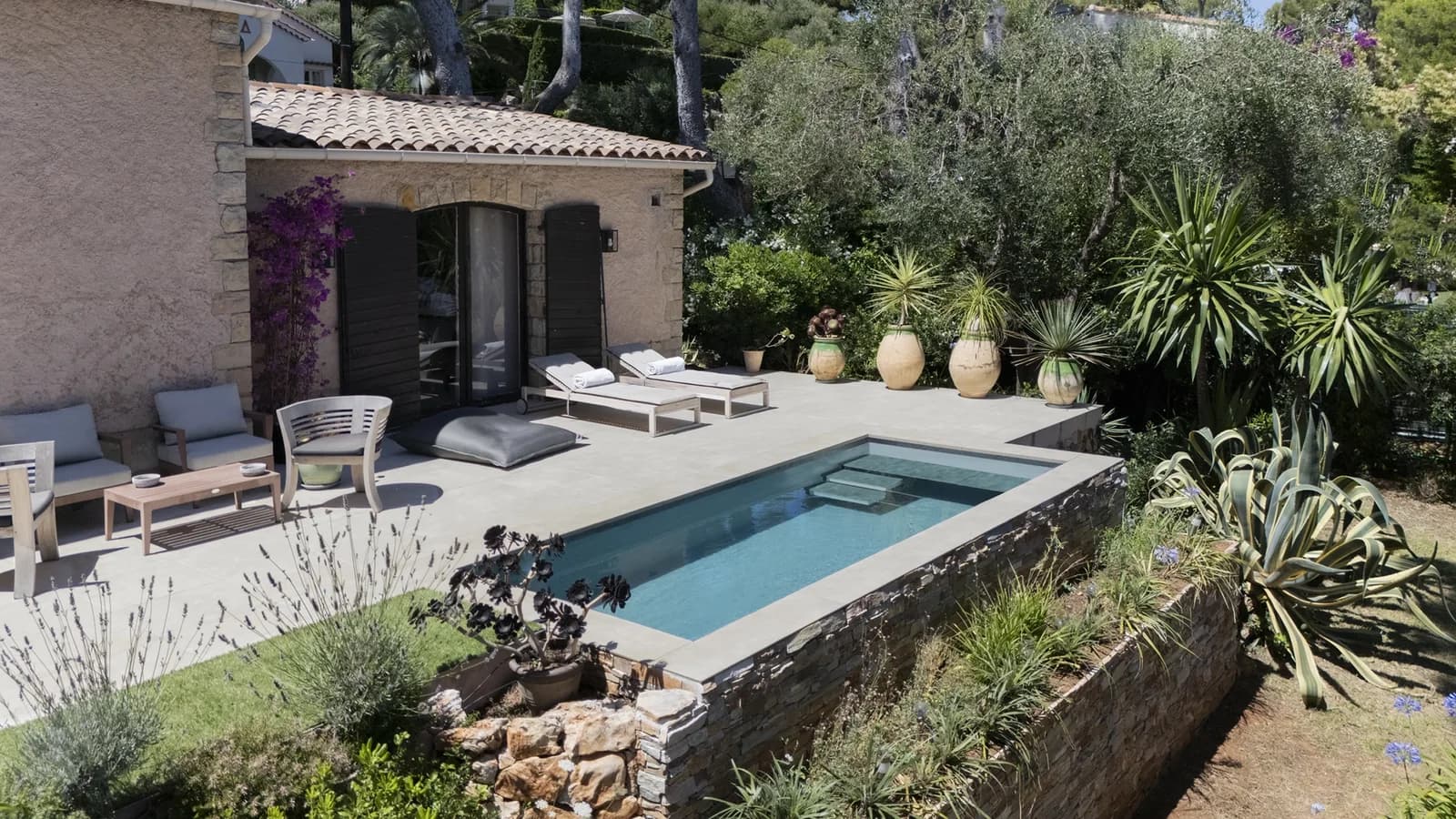 Tina-Pool auf einer Natursteinterrasse in einem mediterranen Garten