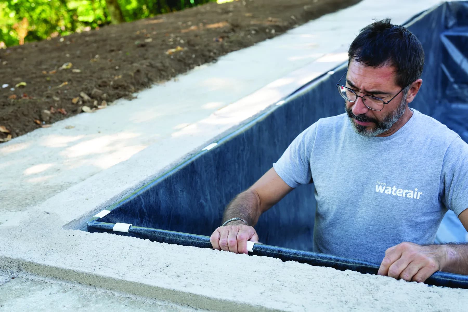 Montage der Innenauskleidung eines Waterair-Pools