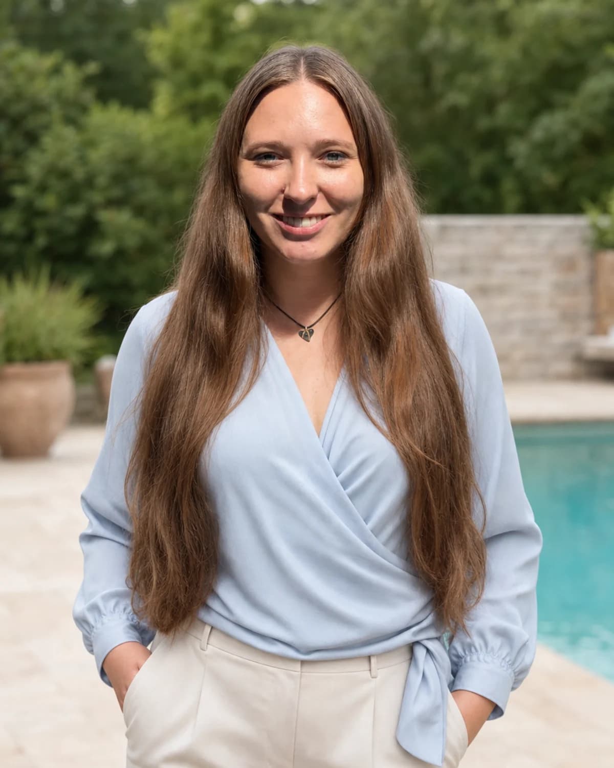 Porträt von Joelyn Ruch auf einer Poolterrasse