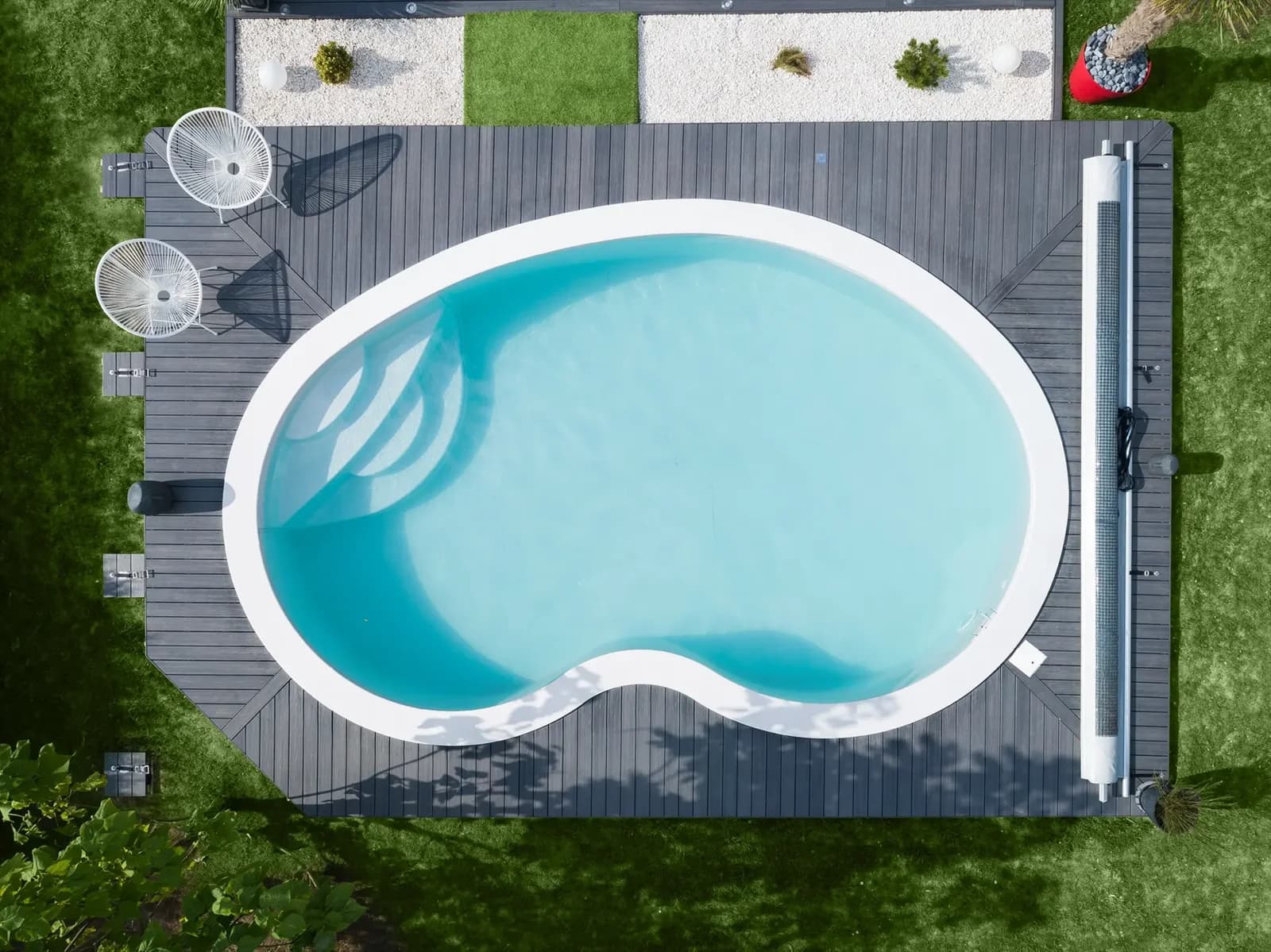 Adele-Pool aus der Vogelperspektive mit heller und grauer Holzterrasse