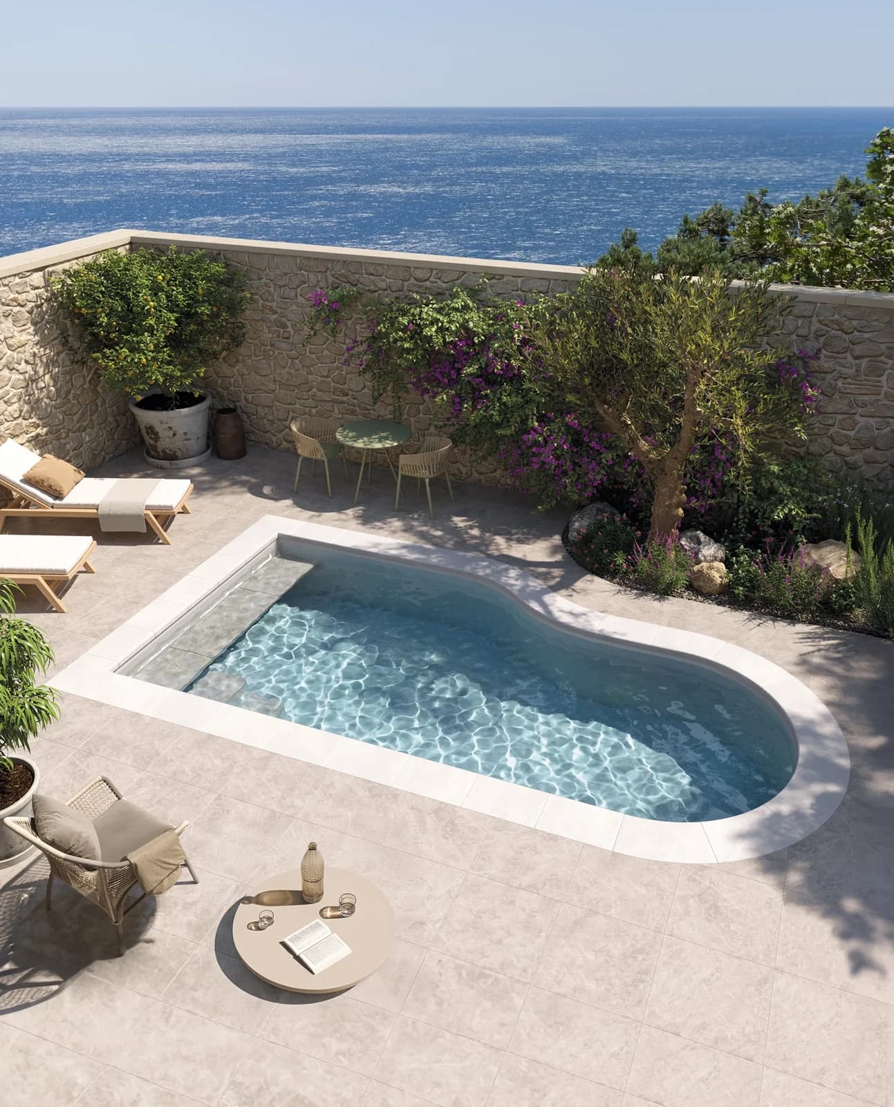 Inaya-Pool mit heller Terrasse und Blick auf das Meer