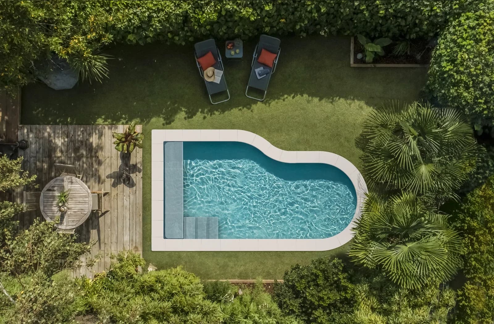 Inaya-Mini-Pool aus der Luft in einem kleinen grünen Garten