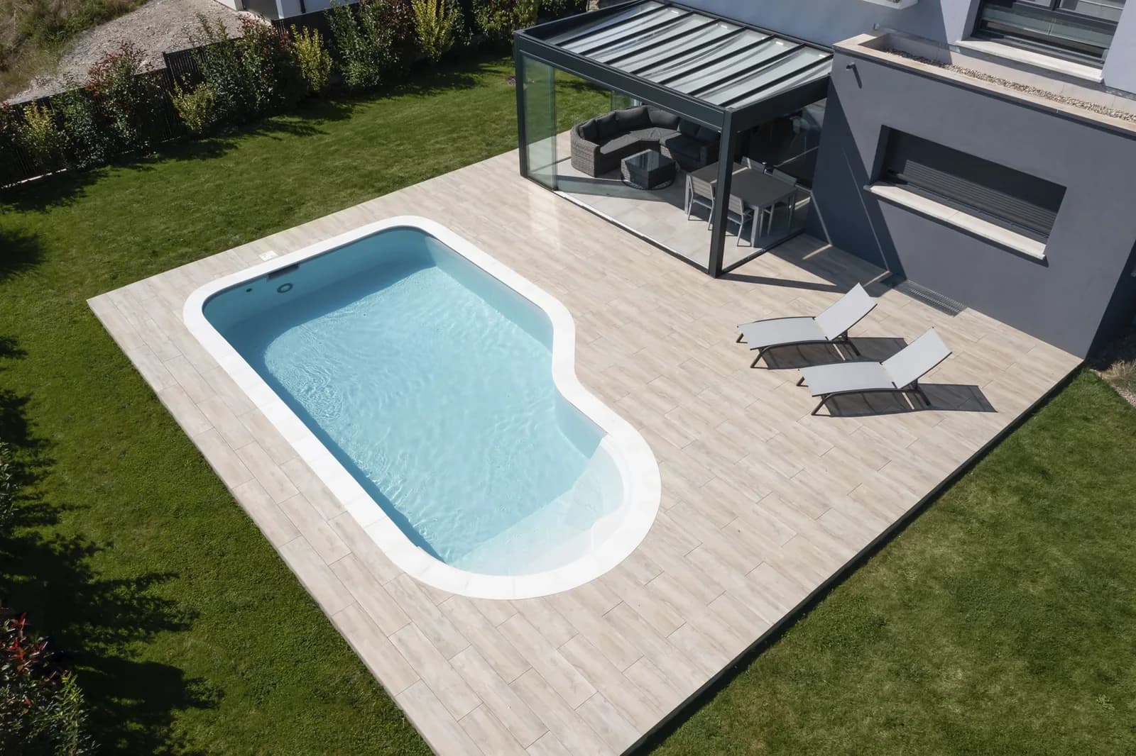 Maria-Pool aus der Luft neben einem modernen Wohnhaus