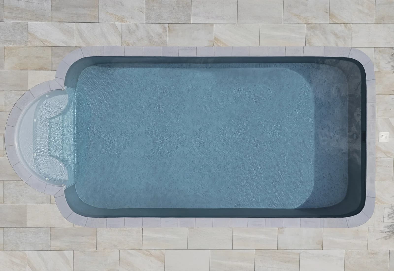 Draufsicht auf einen Romy-Pool mit außenliegender Rundtreppe