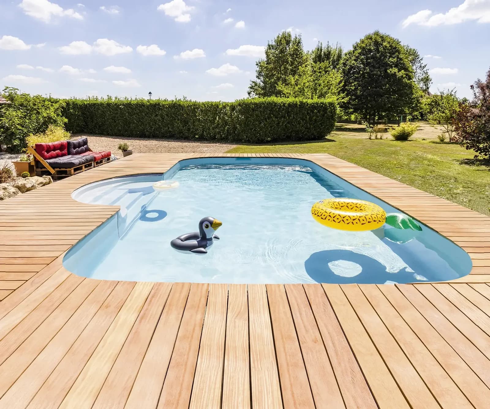 Familien beim Spielen in einem Romy-Pool mit Holzterrasse