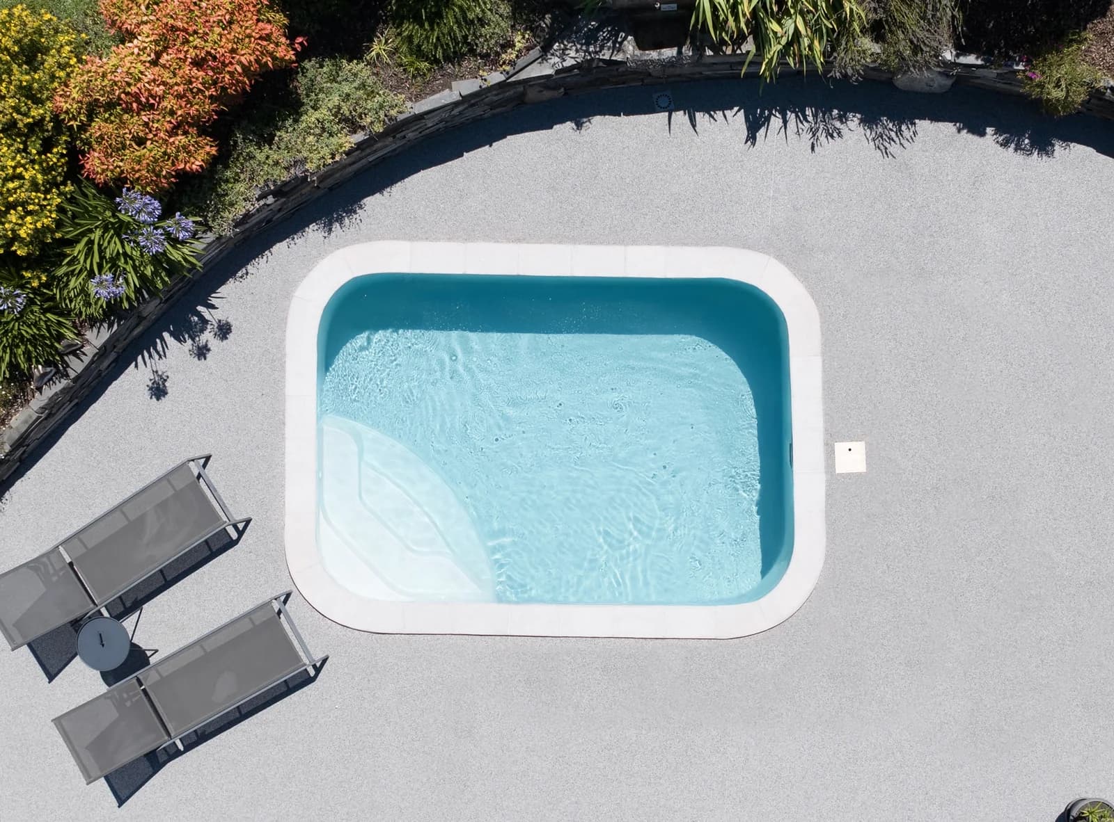 Kleiner Romy-Mini-Pool aus der Vogelperspektive mit heller Umrandung