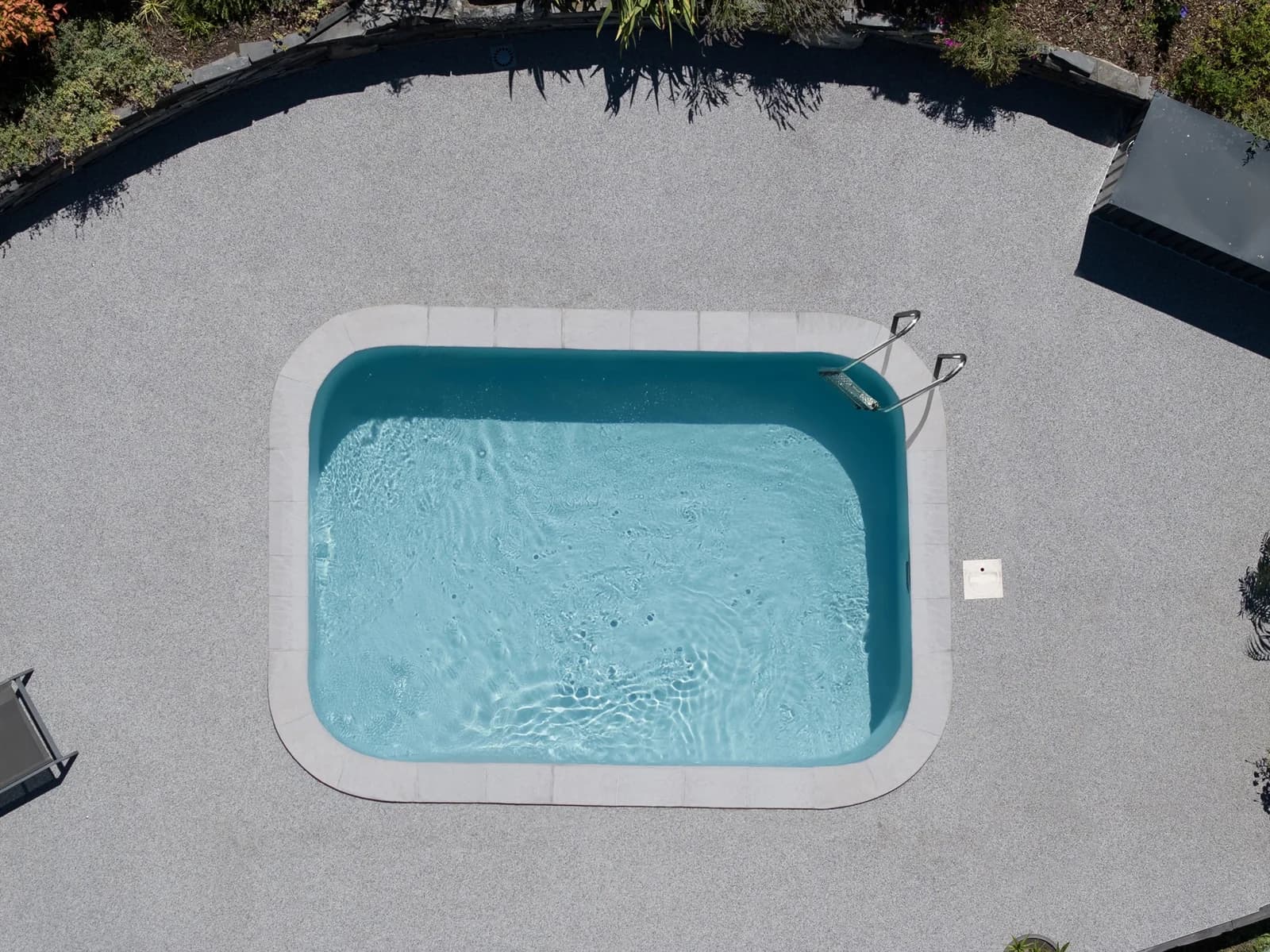 Romy-Mini-Pool aus der Vogelperspektive mit dunkler Wasserfläche