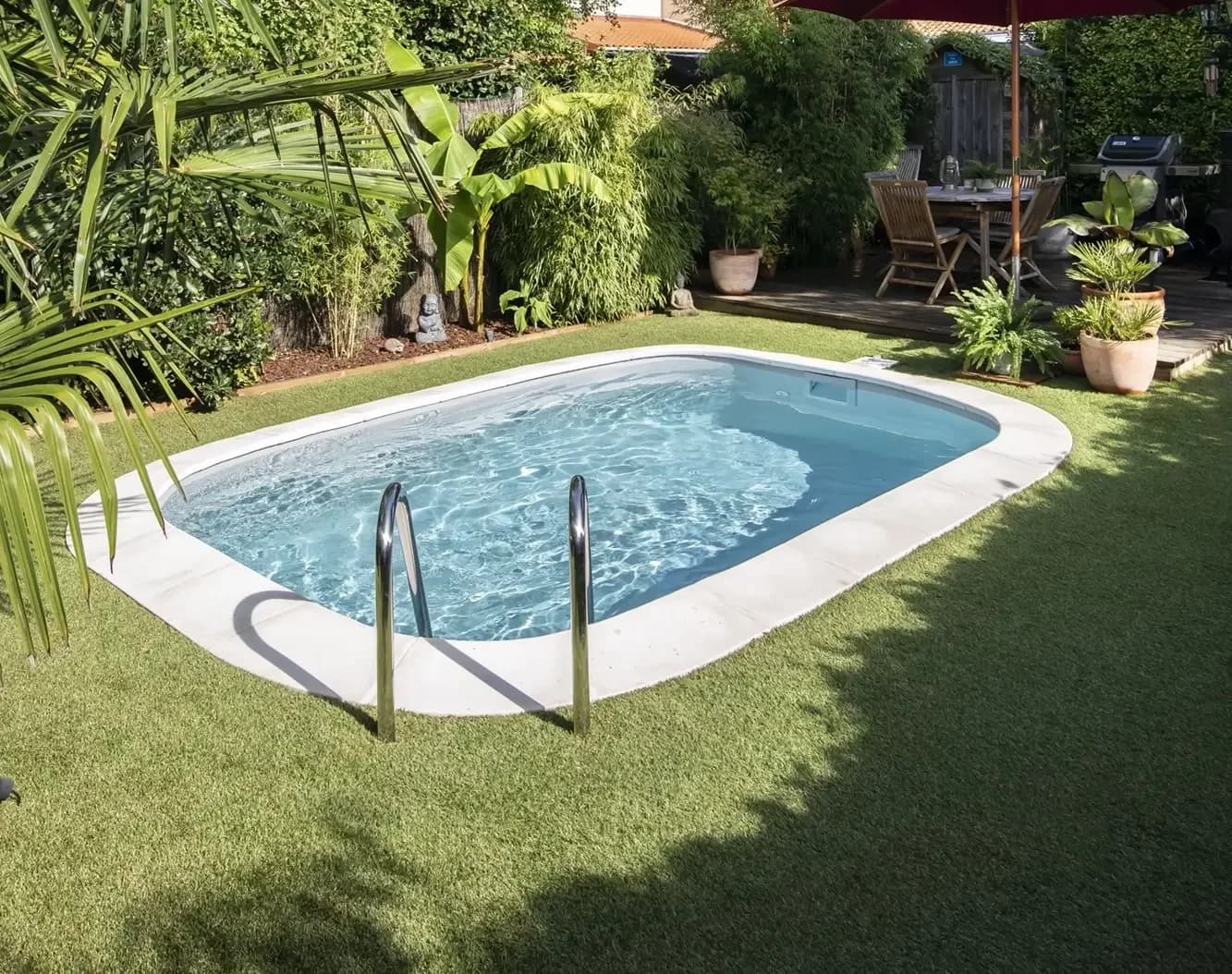 Kompakter Romy-Mini-Pool in einem grünen Garten