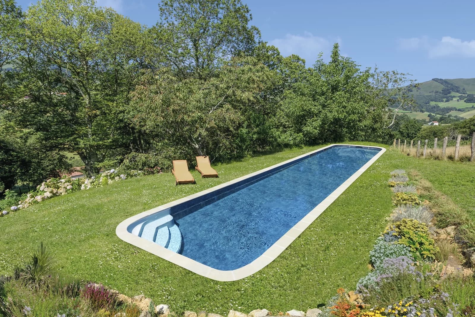 Langer Romy-Schwimmkanal in einer offenen Gartenlandschaft
