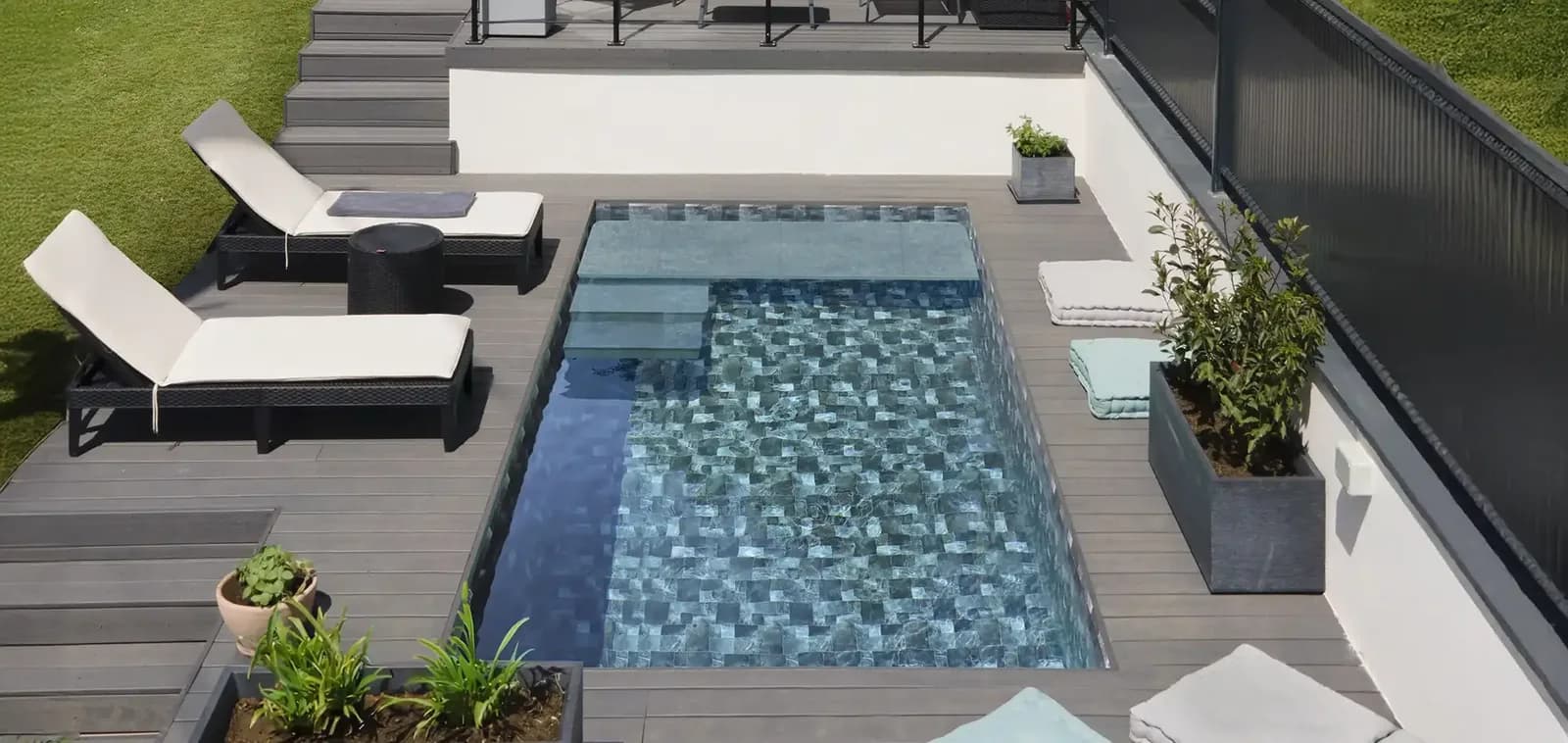 Geradliniger Tina-Pool mit Sitzbank auf einer modernen Terrasse