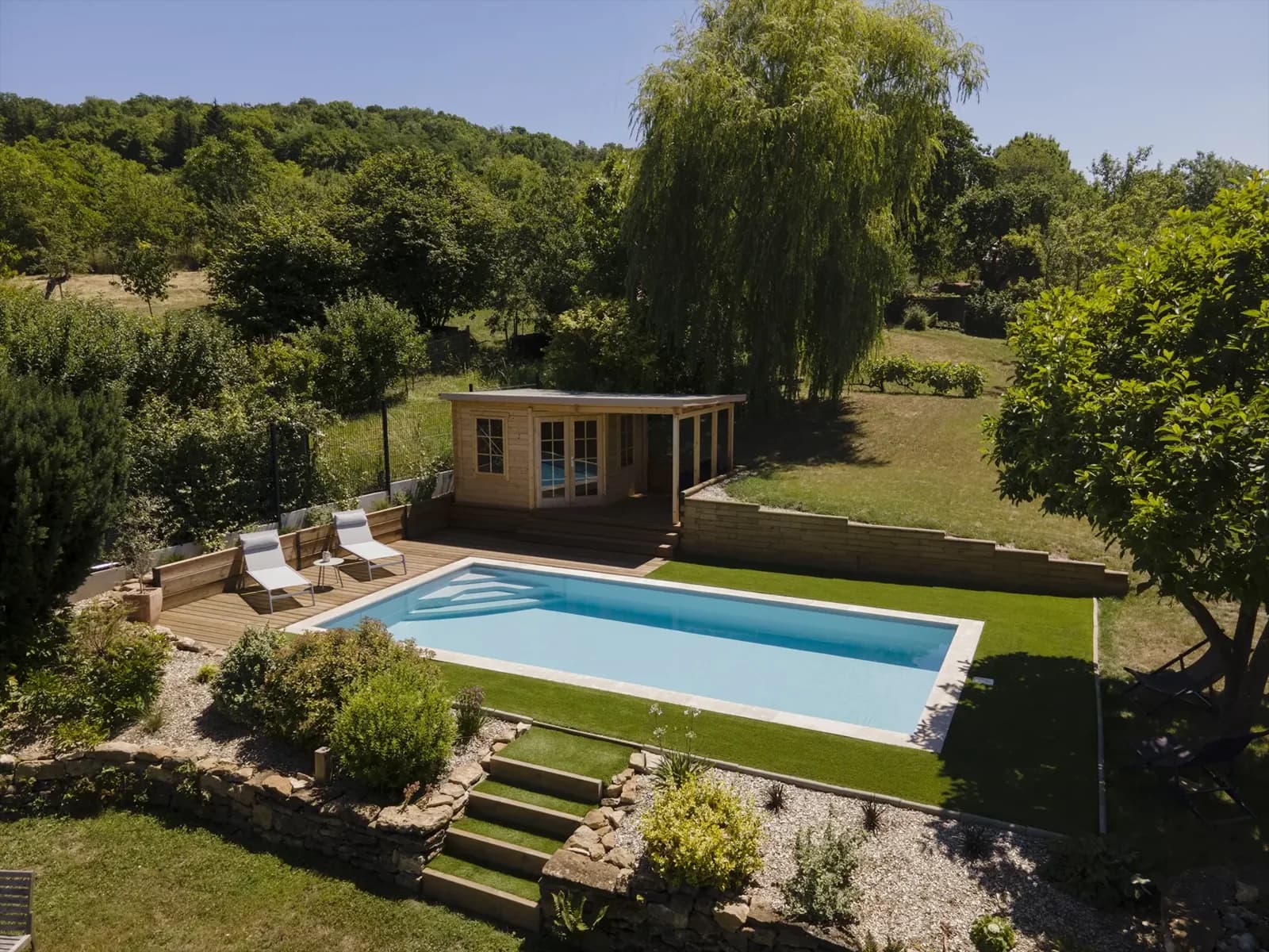Tina-Pool aus der Luft in einem großzügigen Landschaftsgarten