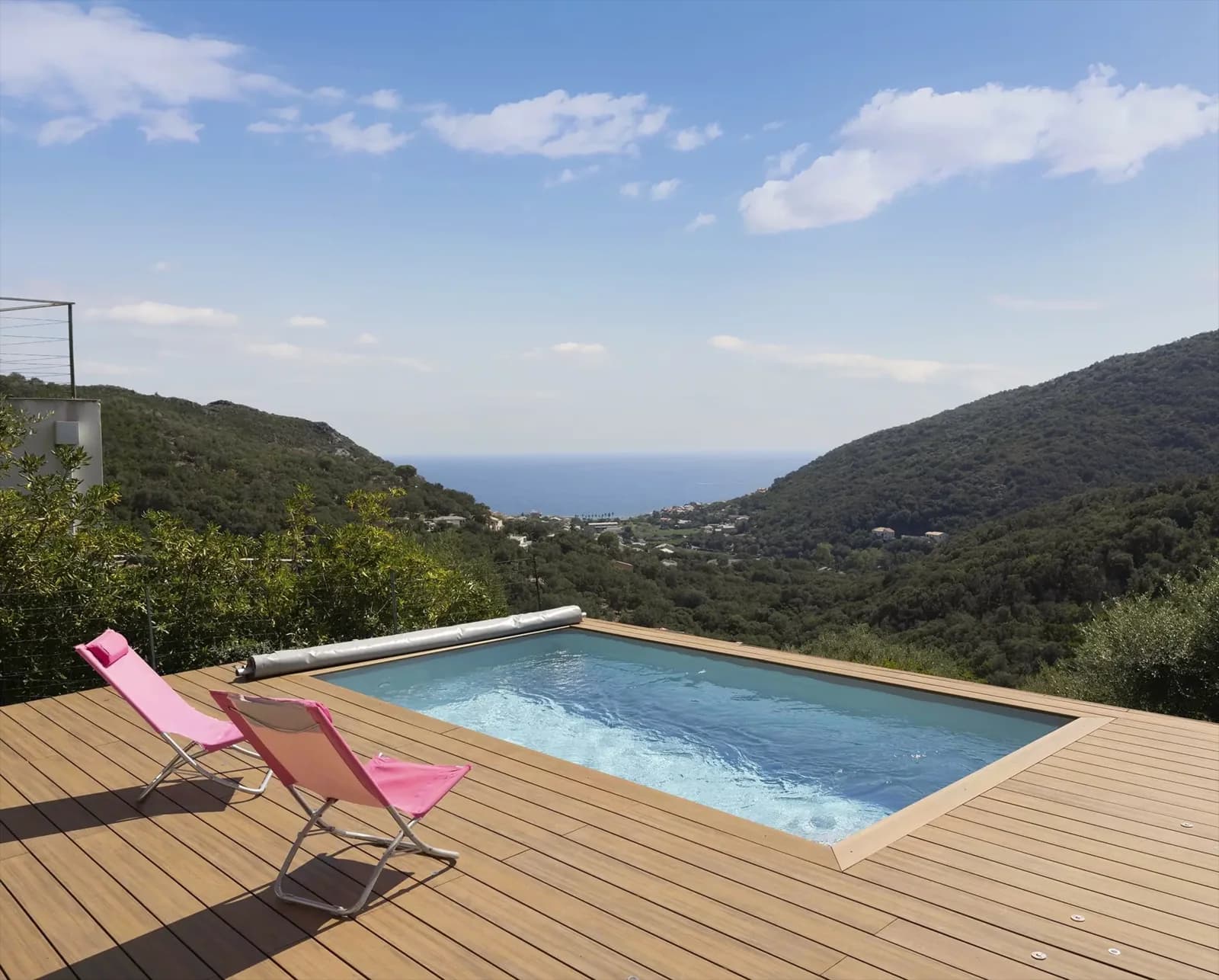 Tina-Pool mit Holzterrasse und Blick in eine Hügellandschaft