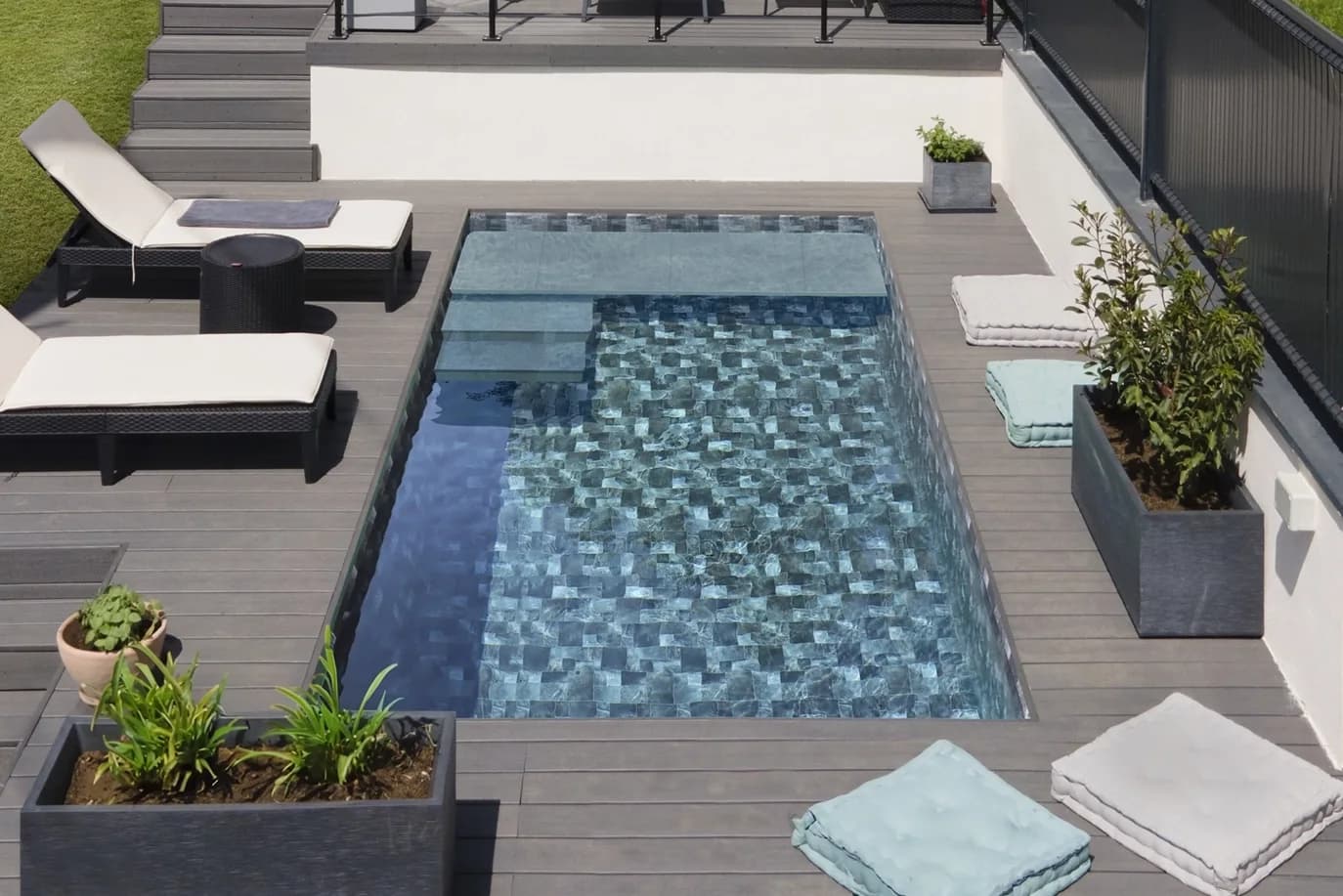 Kompakter Tina-Mini-Pool mit Sitzbank und moderner Terrasse